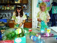 Trička, která si děti vyzdobily a hračky z odpadových materiálů