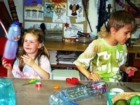 Trička, která si děti vyzdobily a hračky z odpadových materiálů